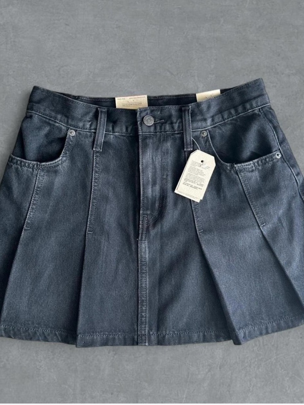 Levi's black pleated denim mini skirt
Size US 6, Waist US 28
NWT, never worn
